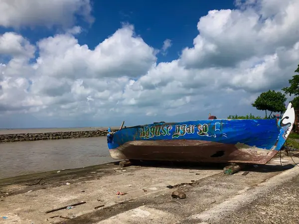 Jepara, 23 Şubat 2024 - Sahilde geleneksel tekne