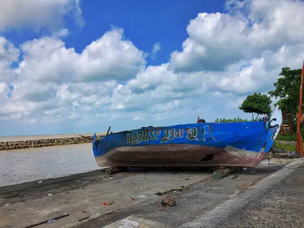 Jepara, 23 Şubat 2024 - Sahilde geleneksel tekne