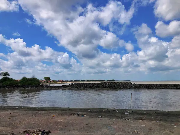 Sahildeki mavi gökyüzü manzarası