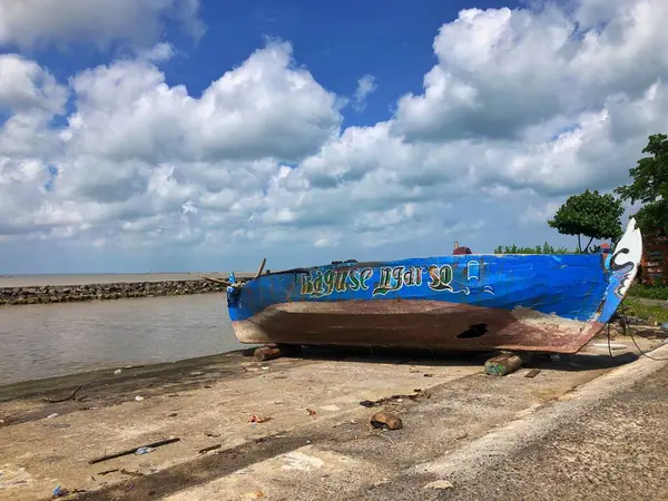 Jepara, 23 Şubat 2024 - Sahilde geleneksel tekne