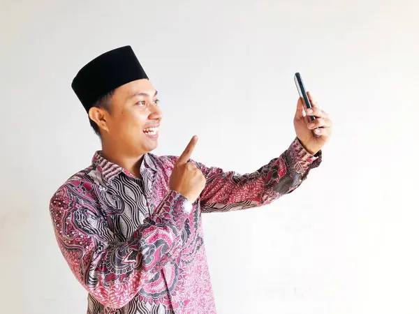 Asyalı iş adamının portresi mesaj için boş alanı olan akıllı telefonu kullanıyor