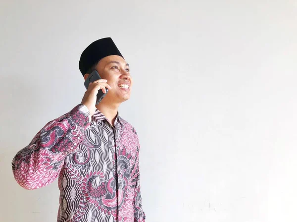 Asyalı Müslüman işadamı cep telefonuyla konuşuyor.