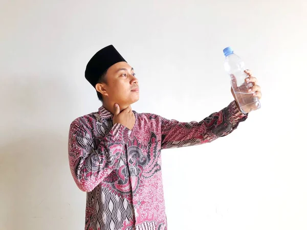 Müslüman bir adam susuzluğunu giderir.