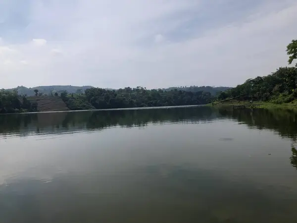 Dağlardaki nehir manzarası