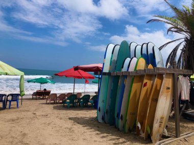 Bali, 16 Mayıs 2024 - Sahilde sörf tahtası