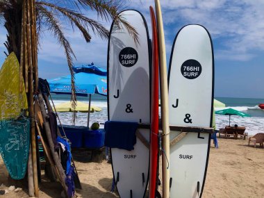 Bali, 16 Mayıs 2024 - Sahilde sörf tahtası