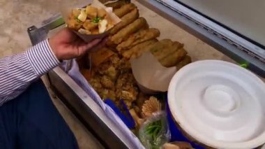 Bali, 16 Mayıs 2024 - Fıstık soslu kızarmış börek