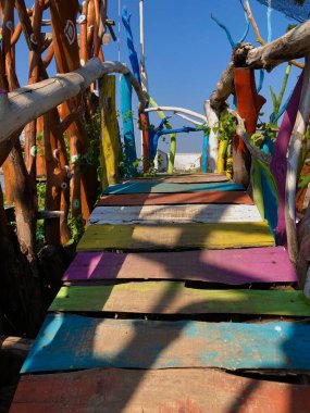 Çocuk parkında renkli sallanan tahta köprü