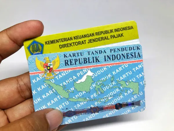 Kudus, 2 Temmuz 2024 - Endonezya KTP ve NPWP kartları