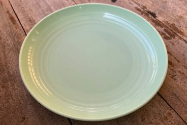 Ahşap doku arka planında boş tabak