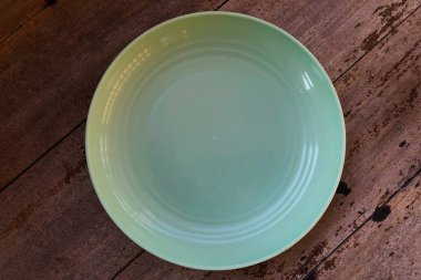 Ahşap doku arka planında boş tabak