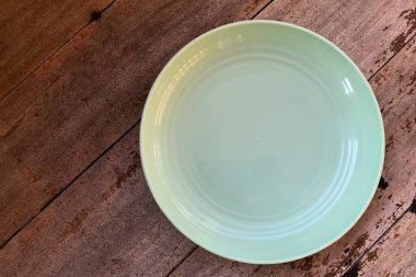 Ahşap doku arka planında boş tabak