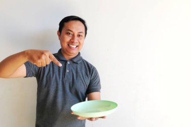 Bir tabak sahanda yumurtası olan adam..