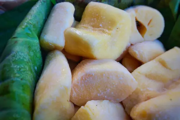 Tapai, bant ya da muz yapraklarıyla kaplı bambu sepetinde peuyeum. Mayalanmış manavdan yapılan tipik bir Endonezya yemeği.