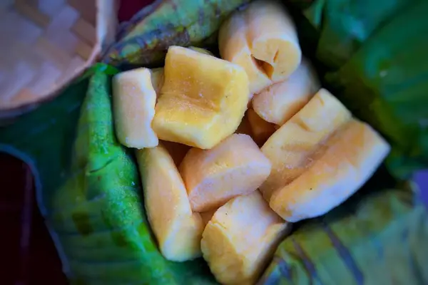 Tapai, bant ya da muz yapraklarıyla kaplı bambu sepetinde peuyeum. Mayalanmış manavdan yapılan tipik bir Endonezya yemeği.