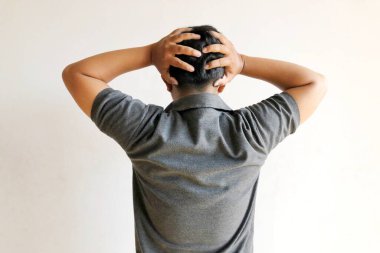 Asyalı adamın baş ağrısı beyaz arka plan