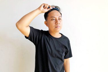 Siyah saçlı genç Asyalı adam.