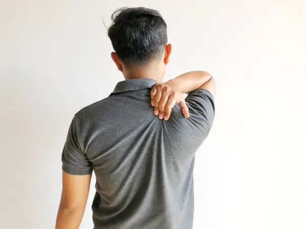 Sırtı ağrıyan gri gömlekli adam.