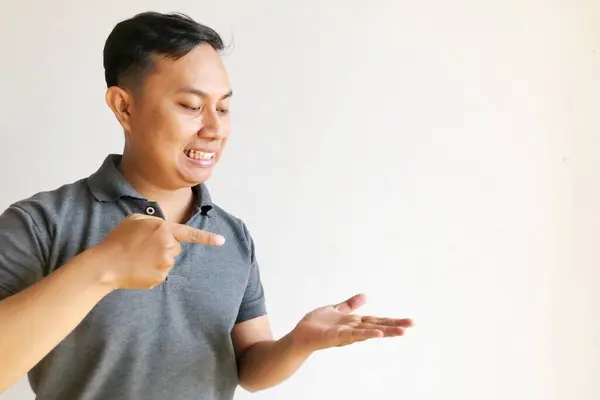 Eli açık genç bir adam.