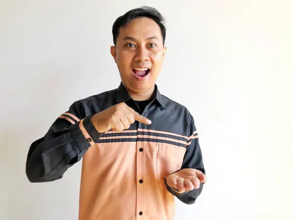 Geleneksel kıyafetler giyen Asyalı Müslüman adam beyaz arka planda izole edilmiş parmakları olan normal bir jest gösteriyor.