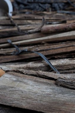 Yıpranmış tahta yığınını kapat. 