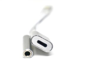 Yıldırımdan 3.5 mm Adaptör deliğine kadar beyaza izole edilmiş