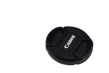 Jepara, 10 Agustus 2024 - Canon mercek kapağı beyaz