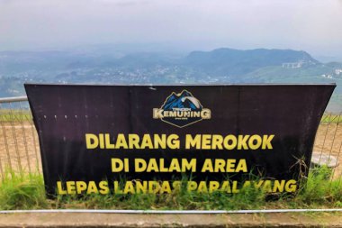 Karanganyar, 10 Agustus 2024 - Kemuning Çay Çiftliği Bölgesinde paragliding turizm