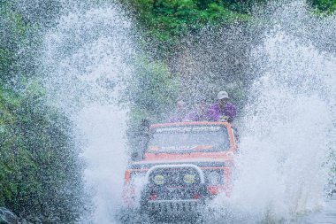 Karanganyar, 10 Agustus 2024 Central Java, Endonezya - Turistler Kemuning Tepesi 'nde Lawu Dağı' nın yamaçlarında off-road jeep turlarının keyfini çıkarıyorlar..