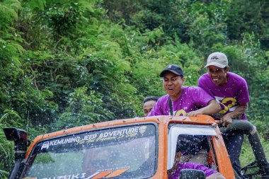 Karanganyar, 10 Agustus 2024 Central Java, Endonezya - Turistler Kemuning Tepesi 'nde Lawu Dağı' nın yamaçlarında off-road jeep turlarının keyfini çıkarıyorlar..