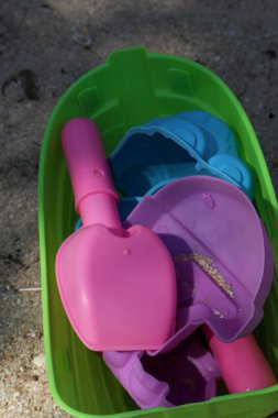 Kumların üzerinde çocukların oyuncakları, kum prahu