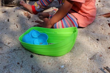 Kumların üzerinde çocukların oyuncakları, kum prahu