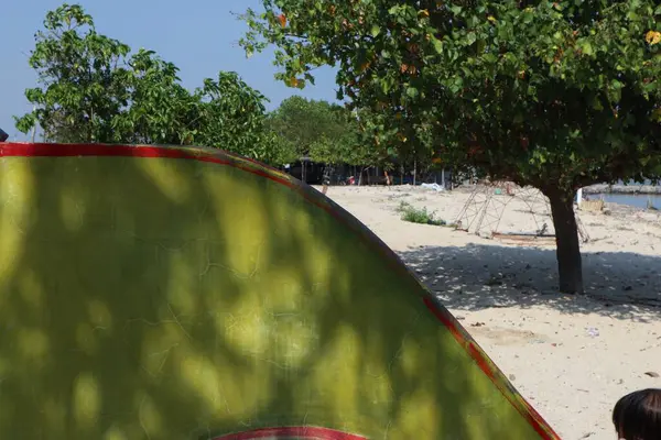 Çocuk kaydırağı sahilde.