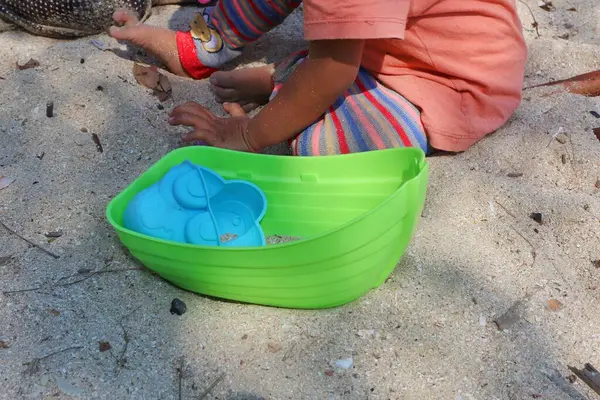 Kumların üzerinde çocukların oyuncakları, kum prahu