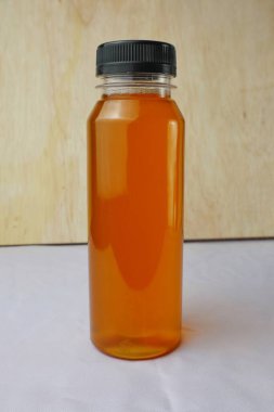 Beyaz şişedeki bal