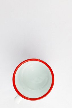 İzole edilmiş beyaz arka planda çiçek desenli beyaz diş minesi.