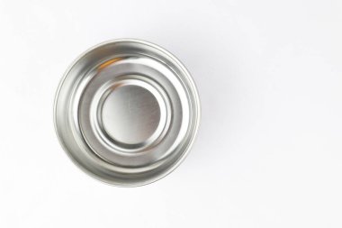 Beyaz arkaplanda metal kase           