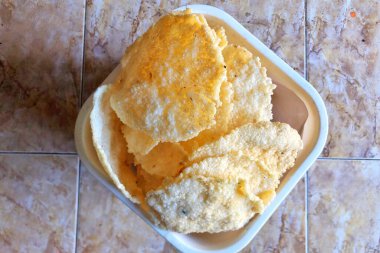 Kudus, 13 Agustus 2024 - tahta masadaki işaret ve tahta silgi