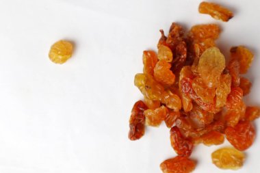 Kuru üzüm beyaz izole kapatmak