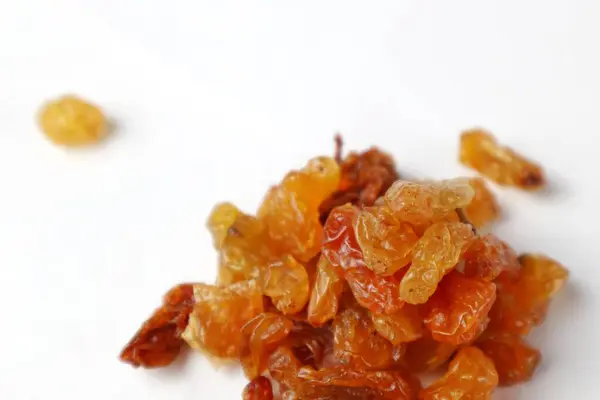 Kuru üzüm beyaz izole kapatmak