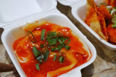 Kızarmış Hamur köftesi, Çin mutfağında yaygın olarak bulunan bir Çin köftesi türüdür. Baharatlı balado soslu.      