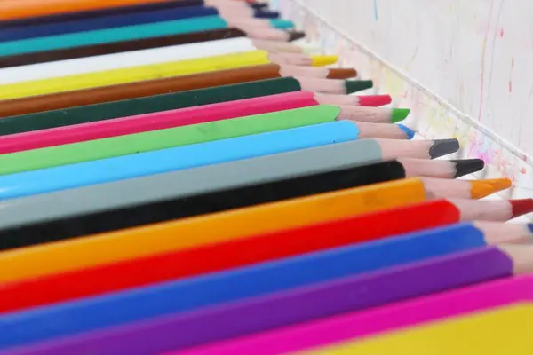 beyaz bir arka plan üzerinde renkli kalem satır