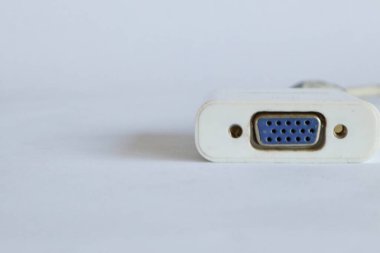 Beyaz izole VGA adaptörünü kapat