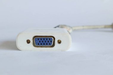 Beyaz izole VGA adaptörünü kapat