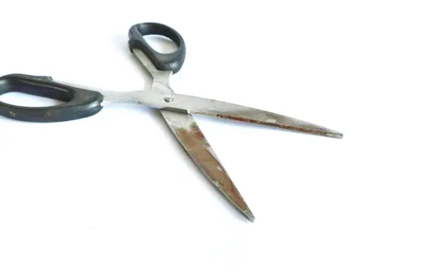 Beyaz arkaplanda makas