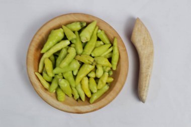 Tahta havanda yeşil biber yakın çekim