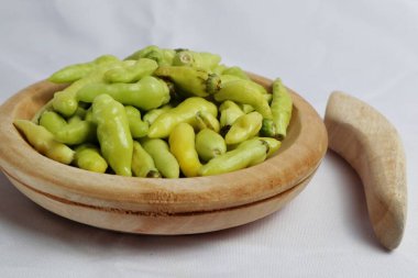 Tahta havanda yeşil biber yakın çekim