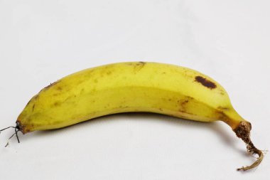 Beyaz arkaplanda muz meyvesini kapat