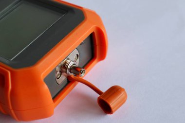 Kudus, 16 Agustus 2024 - Fiber optik kablo test ekipmanı beyaza izole edildi