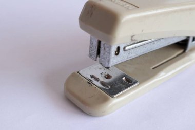 Stapler 'ı beyaz arkaplanda kapat